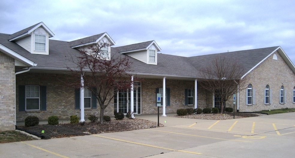 1075 Eastgate Dr, O'Fallon, IL for lease - Building Photo - Image 1 of 8