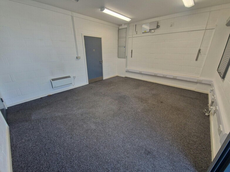 Limberline Rd, Portsmouth for lease - Building Photo - Image 3 of 14