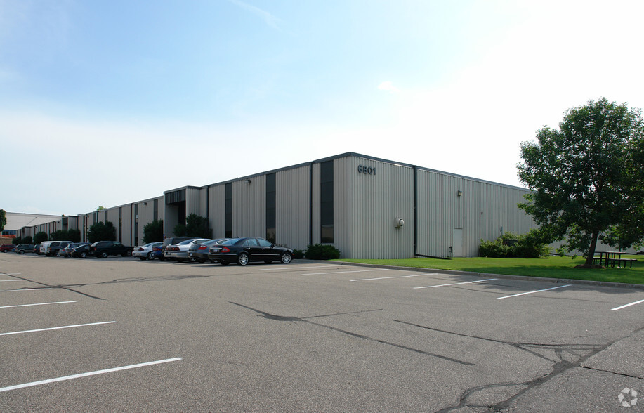 6801-6813 Shady Oak Rd, Eden Prairie, MN for lease - Building Photo - Image 1 of 4