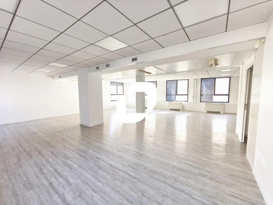 Office in Nogent-sur-Marne for lease Interior Photo- Image 1 of 6