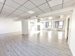 Office in Nogent-sur-Marne for lease Interior Photo- Image 1 of 6