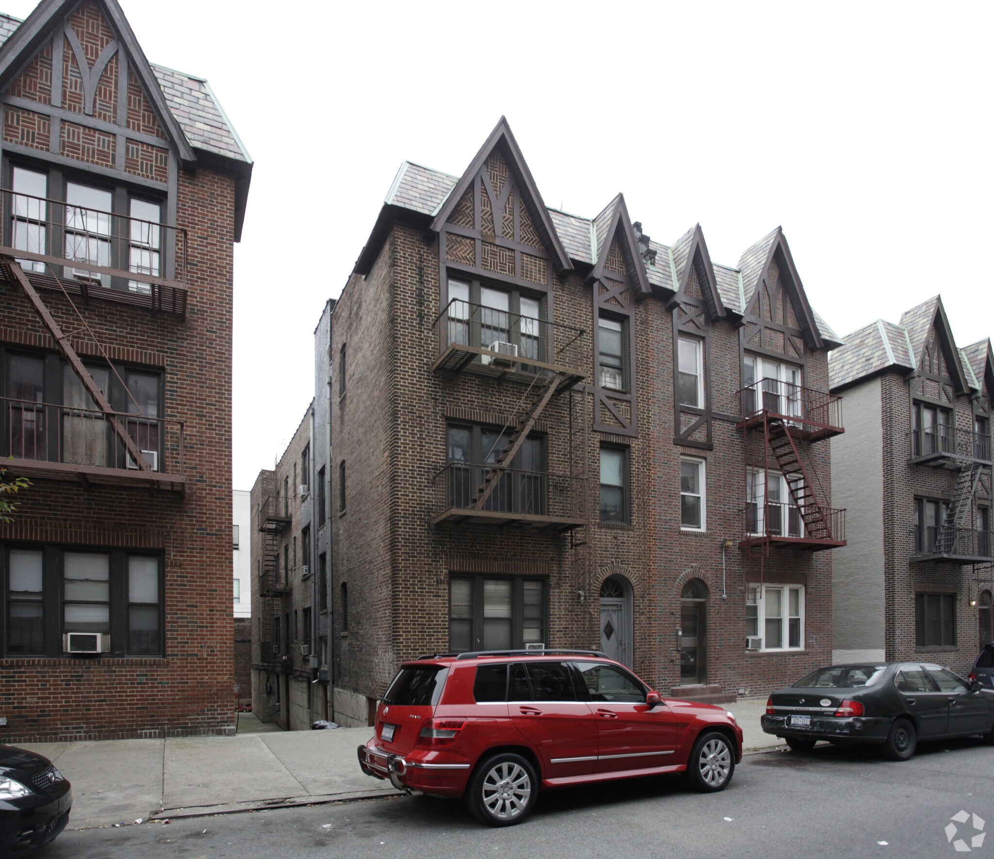 45-24 39th Pl, Sunnyside, NY for sale Primary Photo- Image 1 of 1