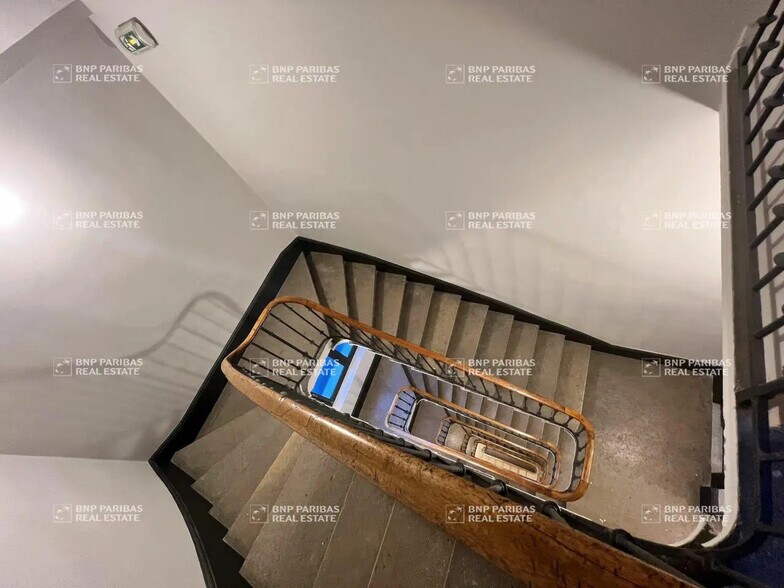 Office in Lyon for lease - Building Photo - Image 1 of 5