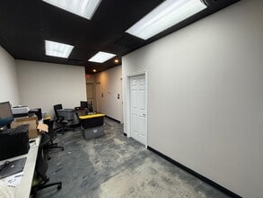 10133-10149 Riverside Pky, Tulsa, OK for lease Building Photo- Image 2 of 5