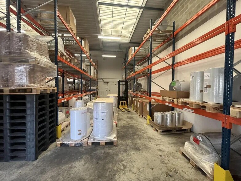 Industrial in Lieusaint for lease - Building Photo - Image 1 of 4