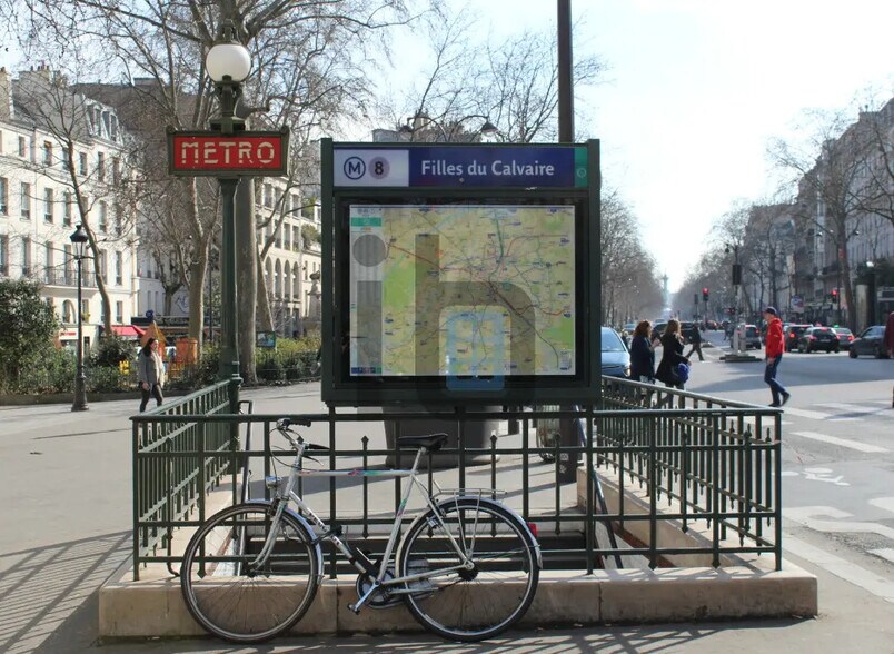 Retail in Paris for lease - Building Photo - Image 1 of 2