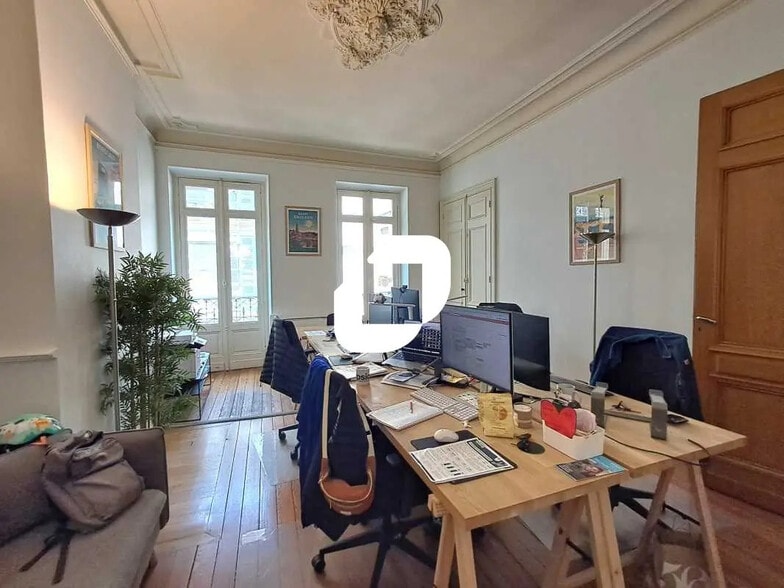Office in Bordeaux for lease - Interior Photo - Image 2 of 10