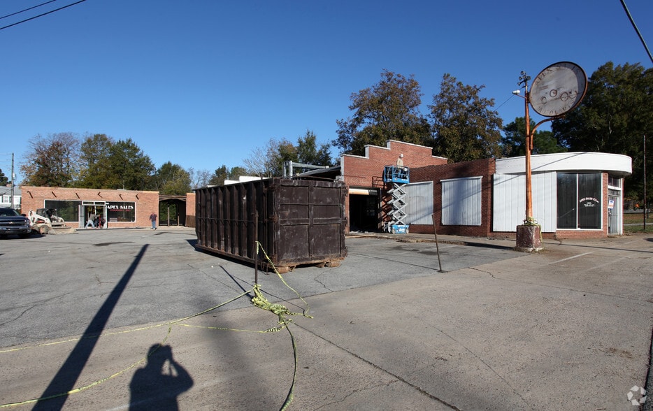 301-307 N Salem St, Apex, NC for lease - Primary Photo - Image 2 of 7