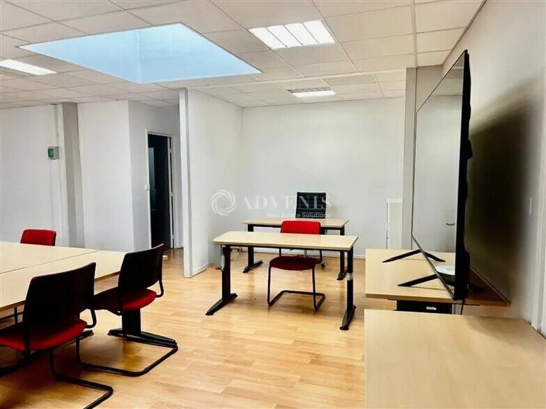 Office in Saint-Cyr-sur-Loire for lease - Interior Photo - Image 2 of 4
