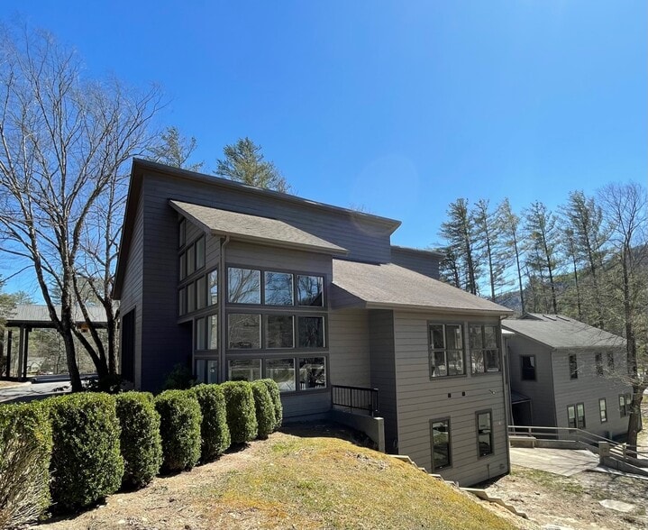 70 Sapphire Valley Rd, Sapphire, NC for sale - Primary Photo - Image 1 of 54