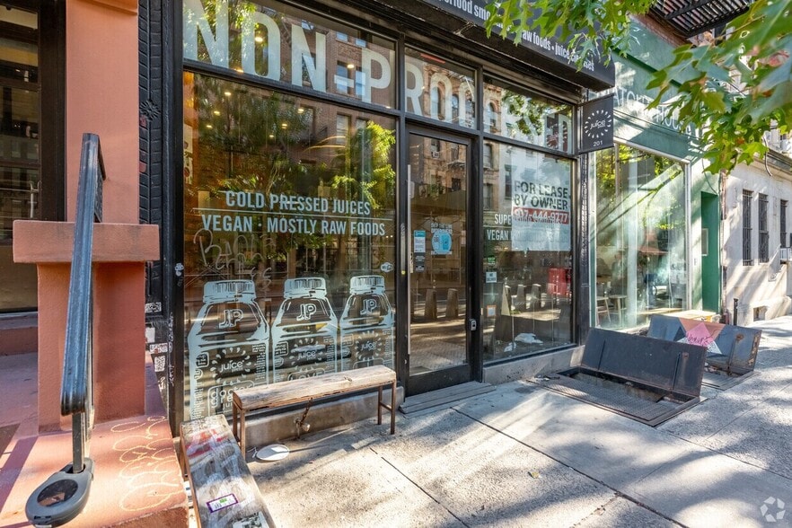 201 E 10th St, New York, NY for lease - Building Photo - Image 2 of 16