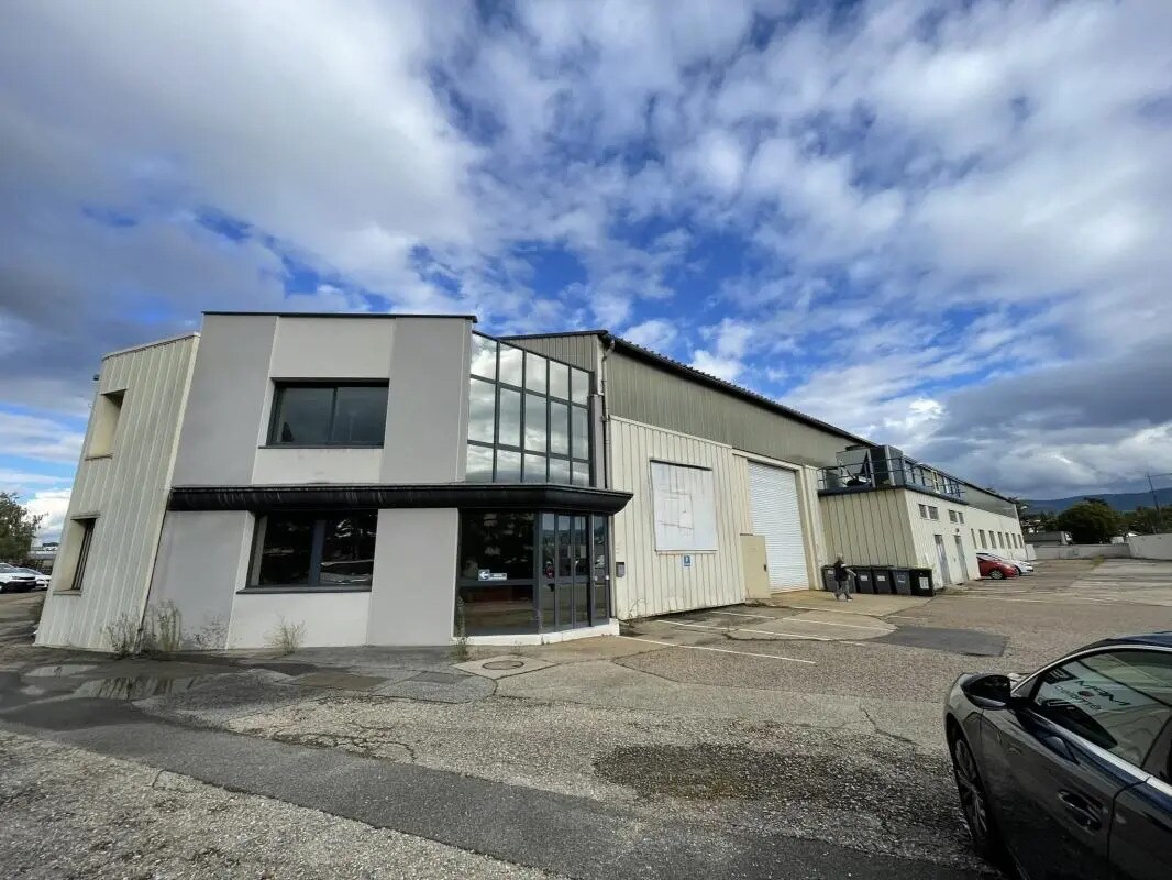 Industrial in Saint-Étienne for lease Building Photo- Image 1 of 8