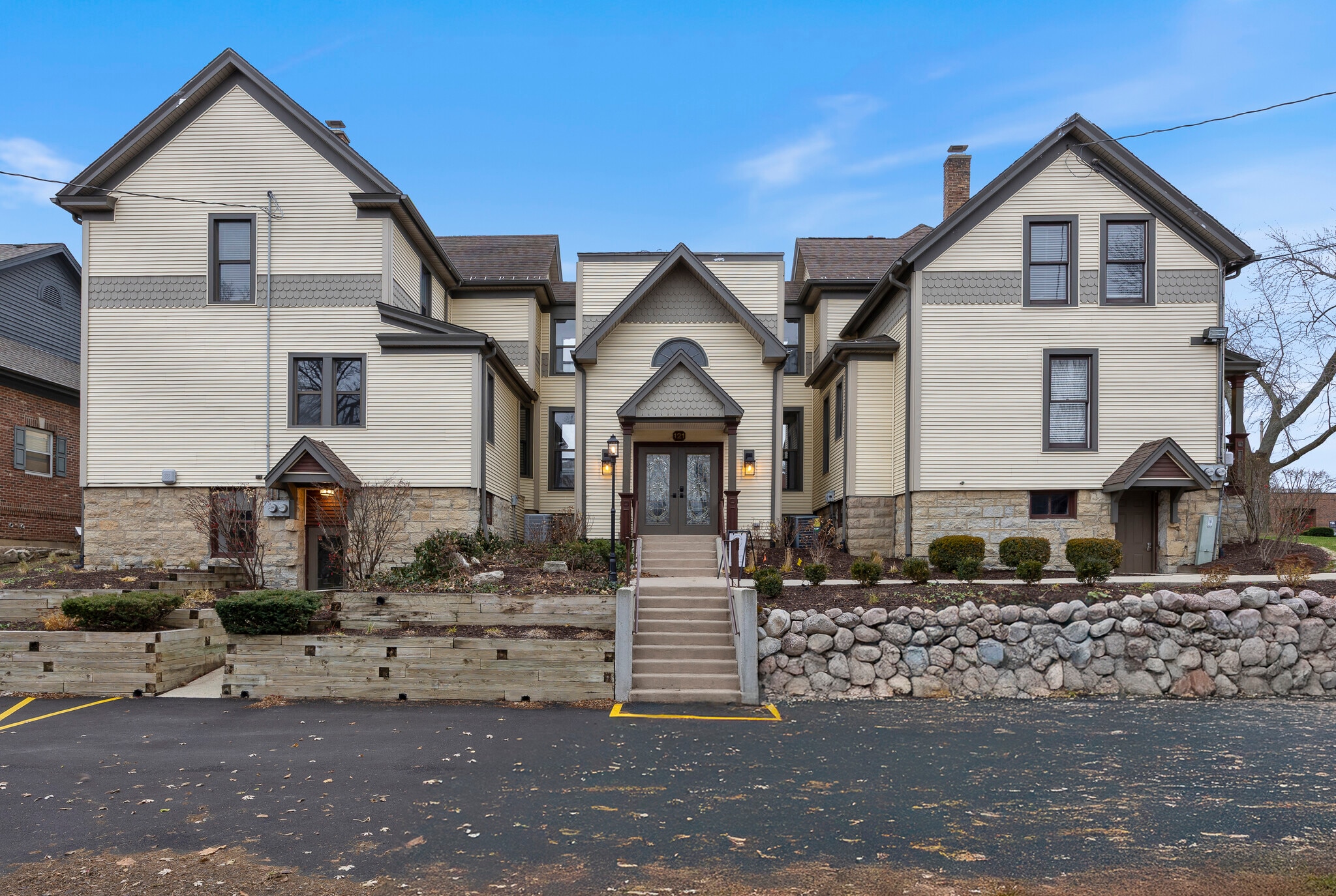 121 N Washington St, Naperville, IL for lease Building Photo- Image 1 of 14