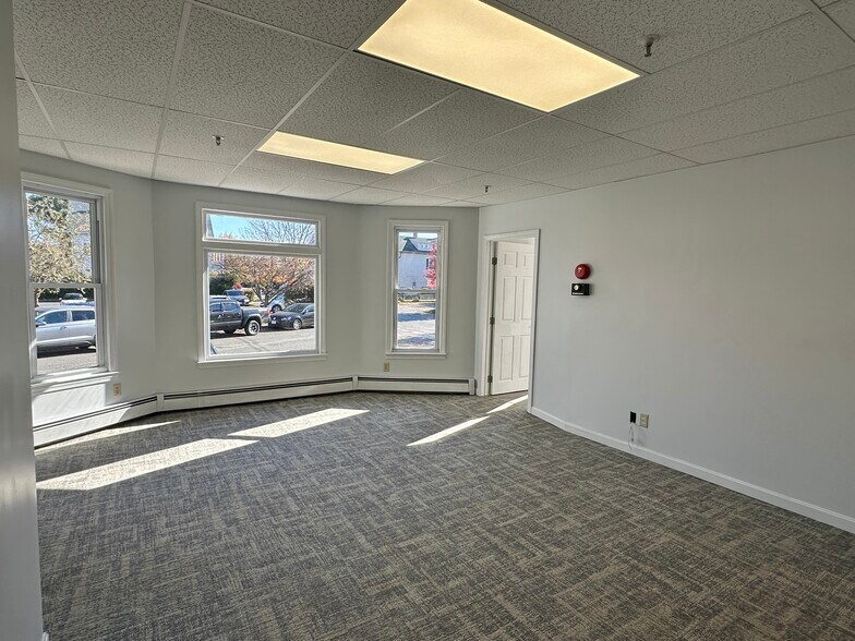 178 New Bridge St, West Springfield, MA for lease - Building Photo - Image 1 of 9