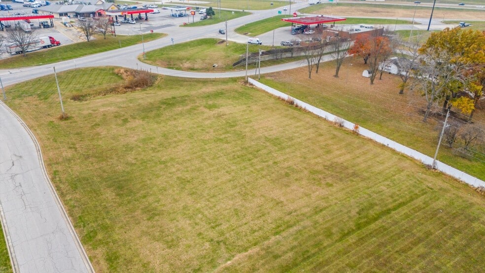 500 Granite Dr, Peculiar, MO for sale - Building Photo - Image 3 of 9