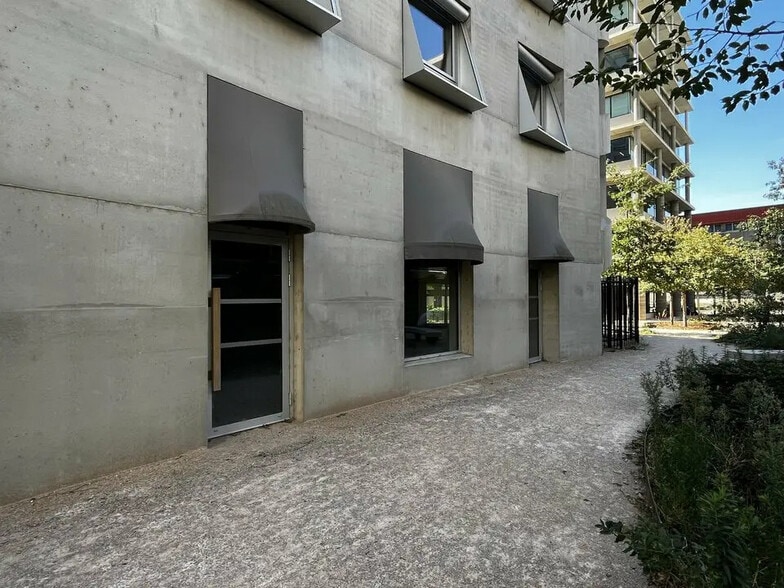 Retail in Lyon for lease - Building Photo - Image 1 of 8
