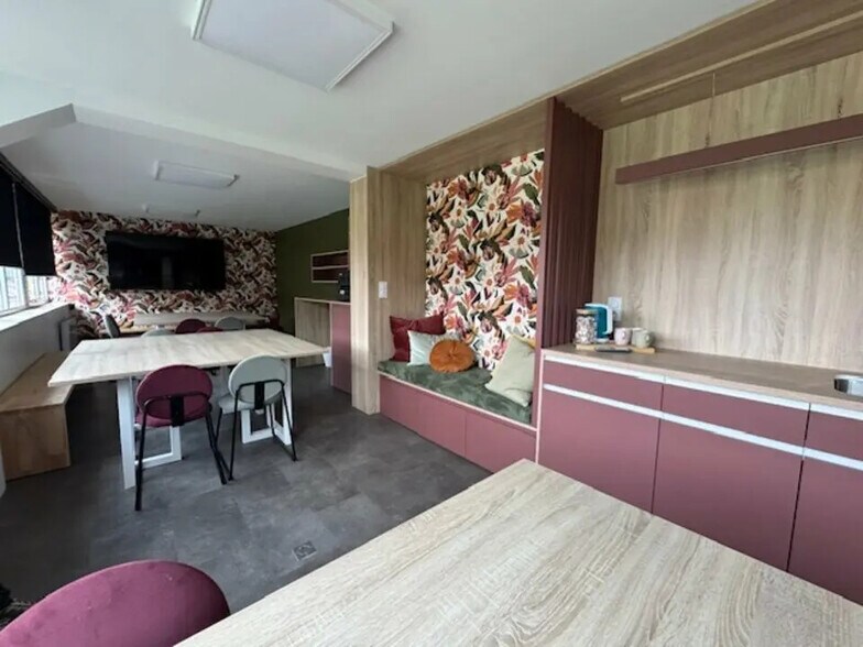 Office in Porte des Pierres Dorées for lease - Interior Photo - Image 1 of 4