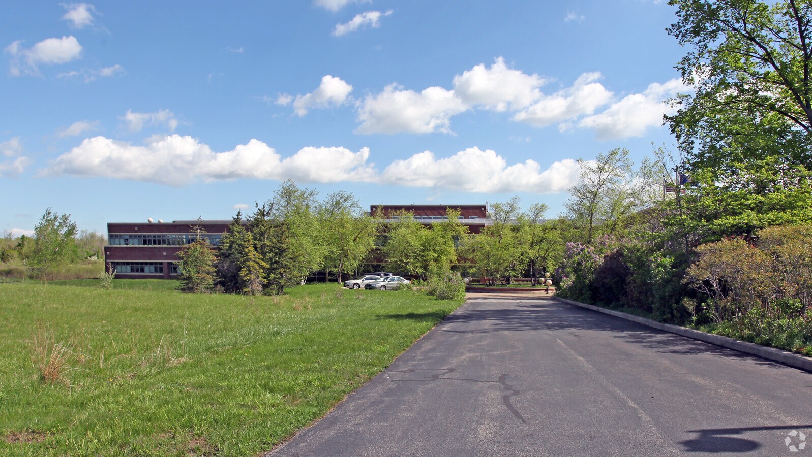 368 Pleasant View Dr, Lancaster, NY 14086