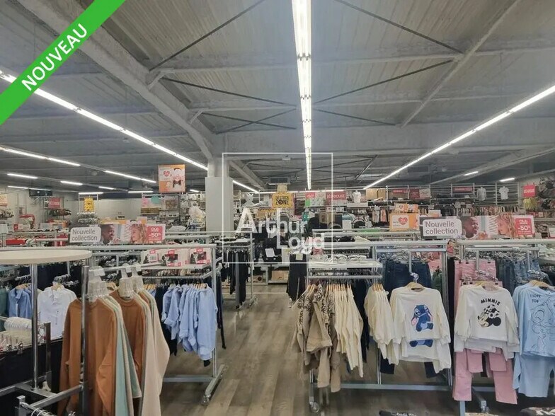 Retail in Savigny-le-Temple for lease - Building Photo - Image 2 of 4