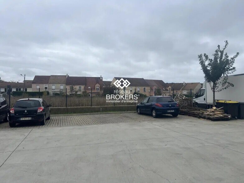 Office in Limours for lease - Building Photo - Image 2 of 7