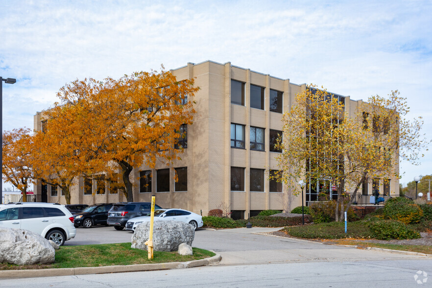 700 Nicholas Blvd, Elk Grove Village, IL for lease - Building Photo - Image 1 of 7