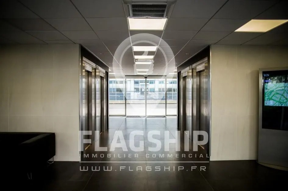 Location Bureaux 247 m² - Photo 1