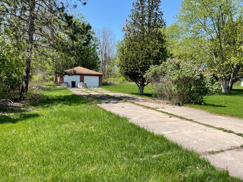 3253 Pine Tree Rd, Lansing, MI for sale - Building Photo - Image 1 of 7