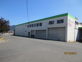 303 NE F St, Grants Pass OR - Warehouse