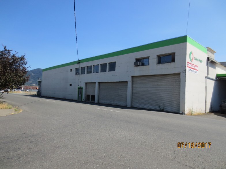 303 NE F St, Grants Pass, OR for sale - Building Photo - Image 1 of 1