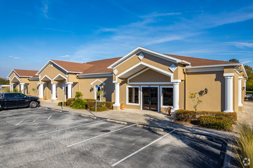 233-241 Della Ct, Spring Hill, FL for lease - Primary Photo - Image 1 of 4