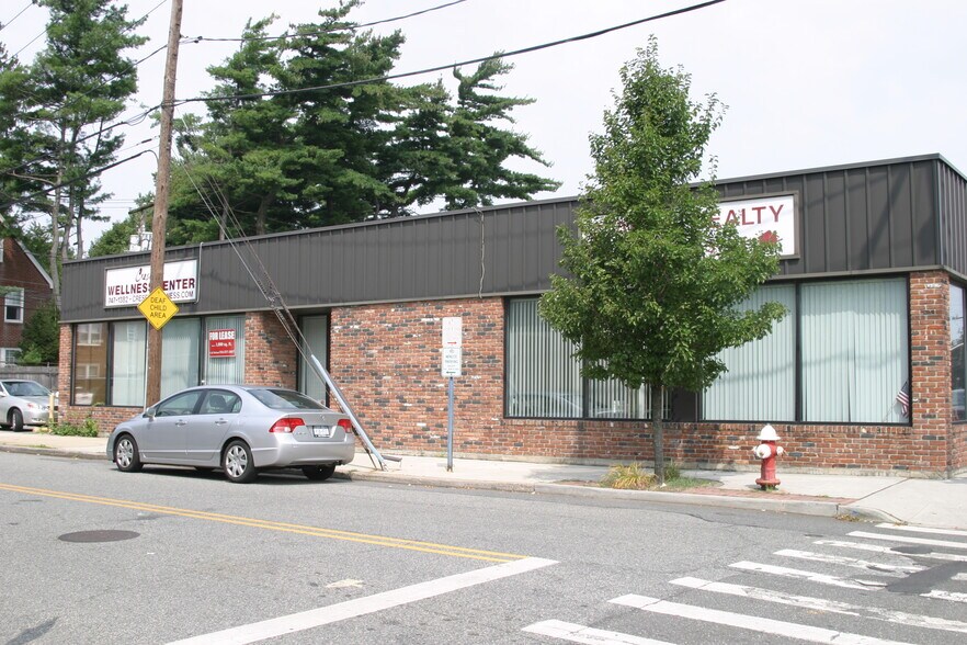 467471 Willis Ave, Williston Park, NY 11596