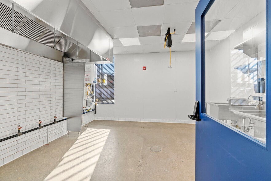 4711 W Broad St, Richmond, VA for sale - Interior Photo - Image 3 of 24