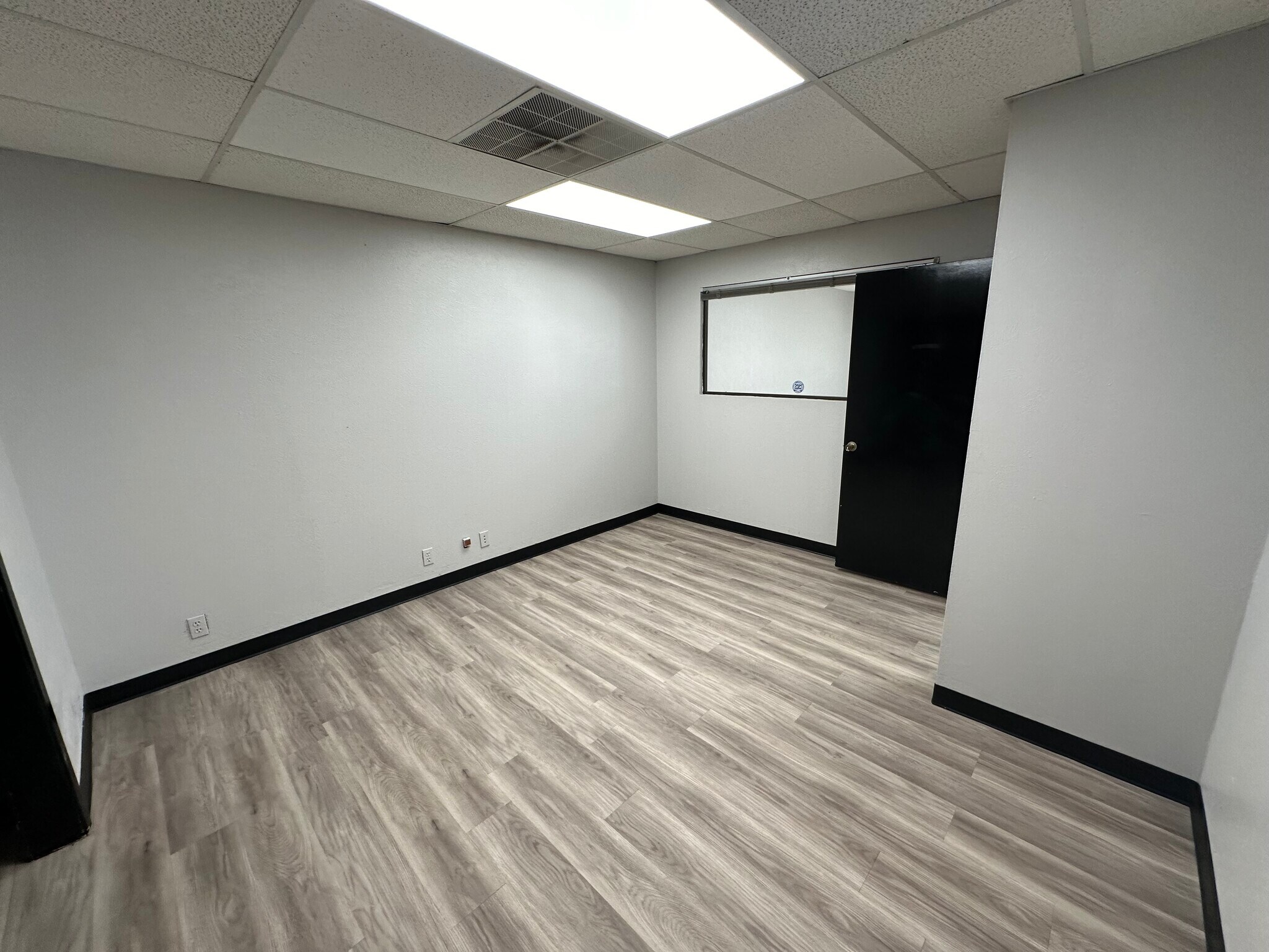 805 Secretary Dr, Arlington, TX for lease Interior Photo- Image 1 of 3