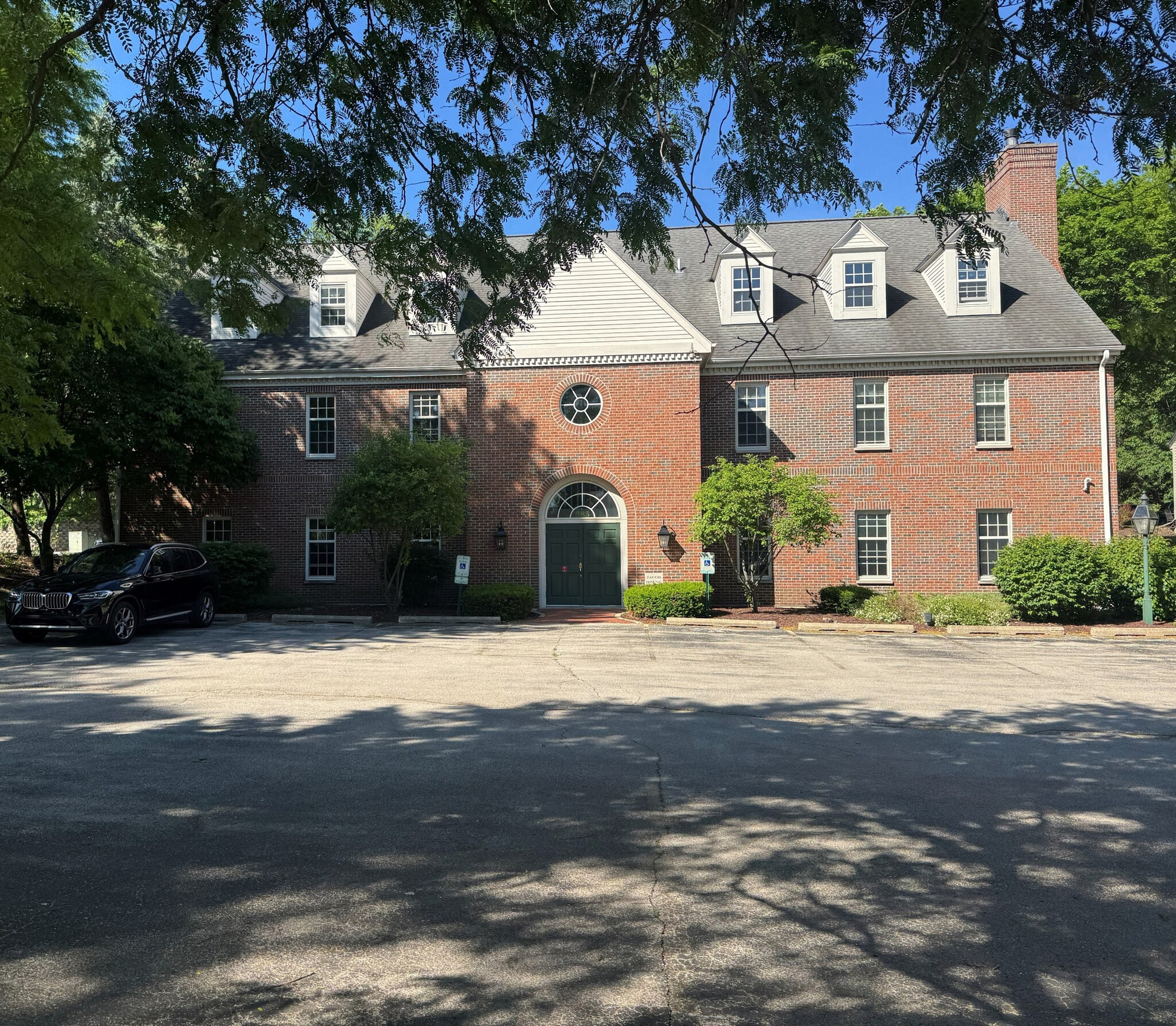 385 Williamstowne, Delafield, WI for lease Building Photo- Image 1 of 10