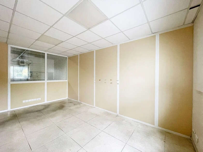 Flex in Allonne for lease - Interior Photo - Image 3 of 6