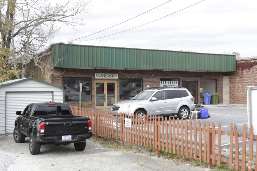 213 S Church St, Hendersonville, NC 28792