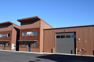 611 NE Jackpine Ct, Redmond, OR for lease Interior Photo- Image 1 of 14