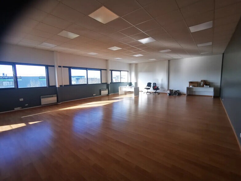 Flex in Montévrain for lease - Building Photo - Image 3 of 5