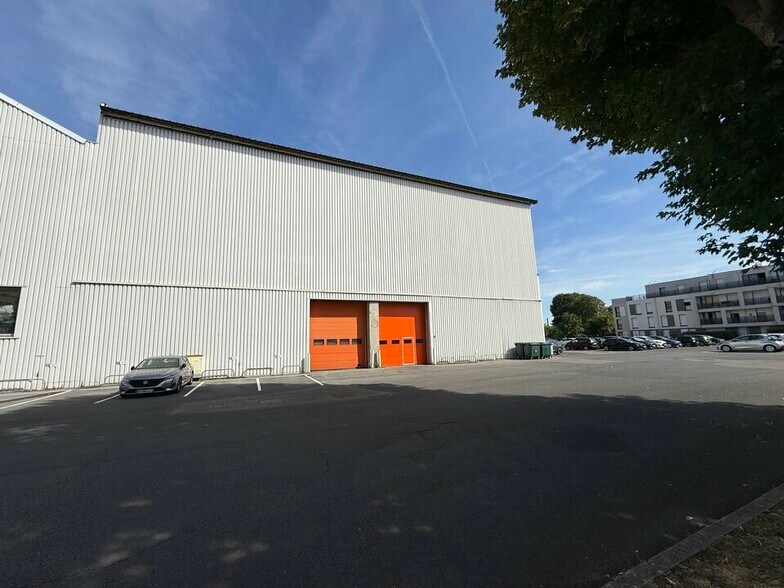 Industrial in Persan for lease - Building Photo - Image 1 of 9