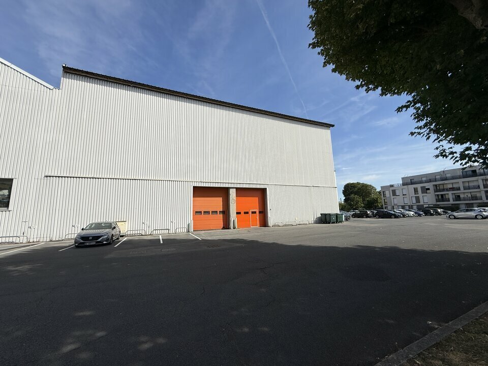 Industrial in Persan for lease Building Photo- Image 1 of 10