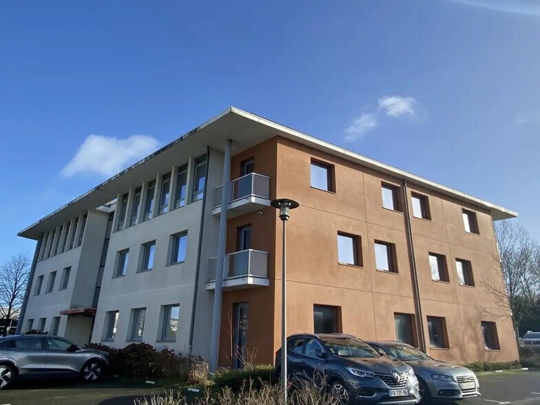 Office in Pacé for lease - Building Photo - Image 1 of 7