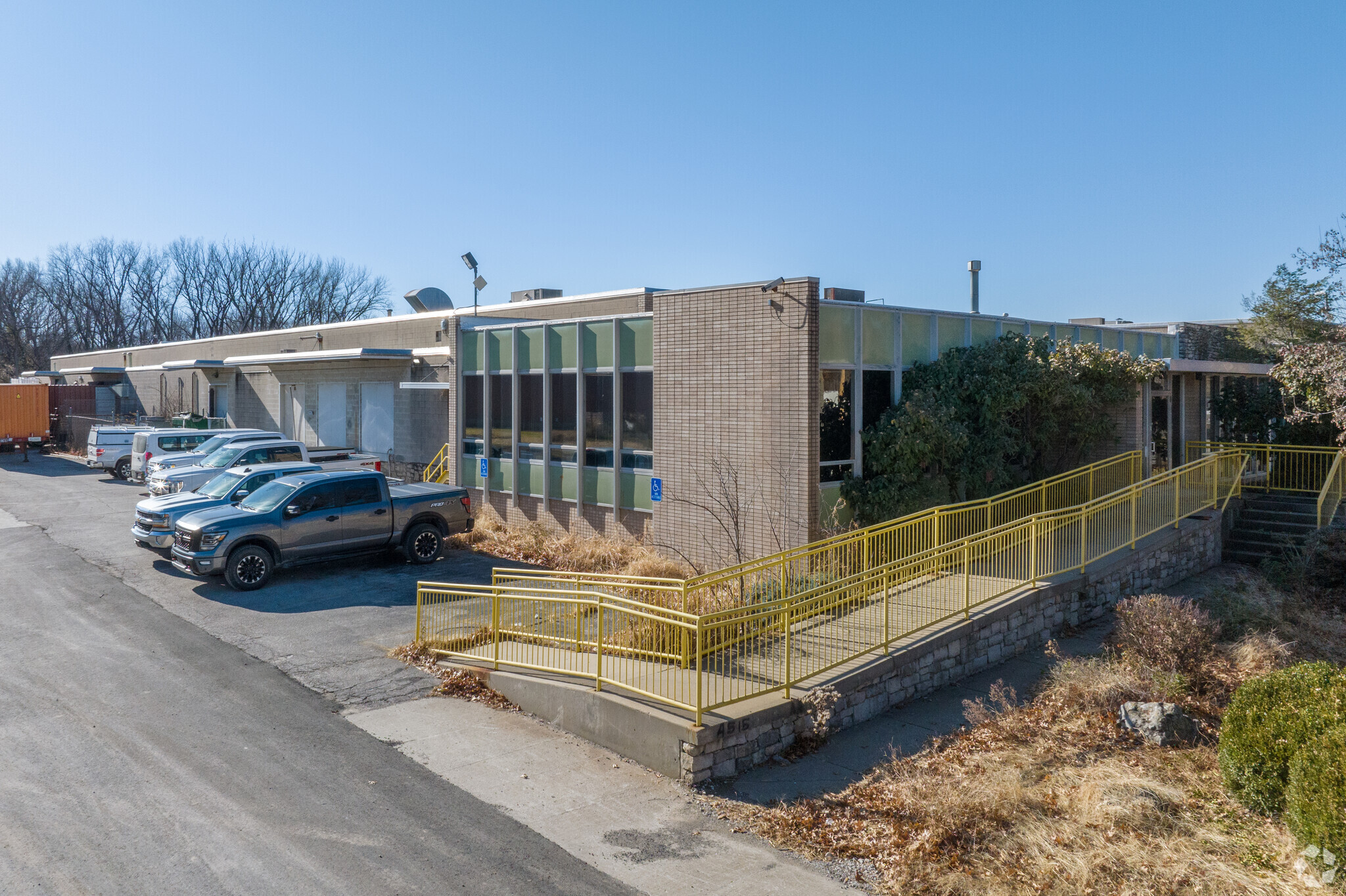 4515 E 75th Ter, Kansas City, MO for lease Primary Photo- Image 1 of 13