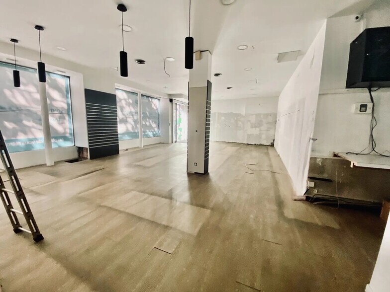 Retail in Paris for lease - Interior Photo - Image 3 of 8