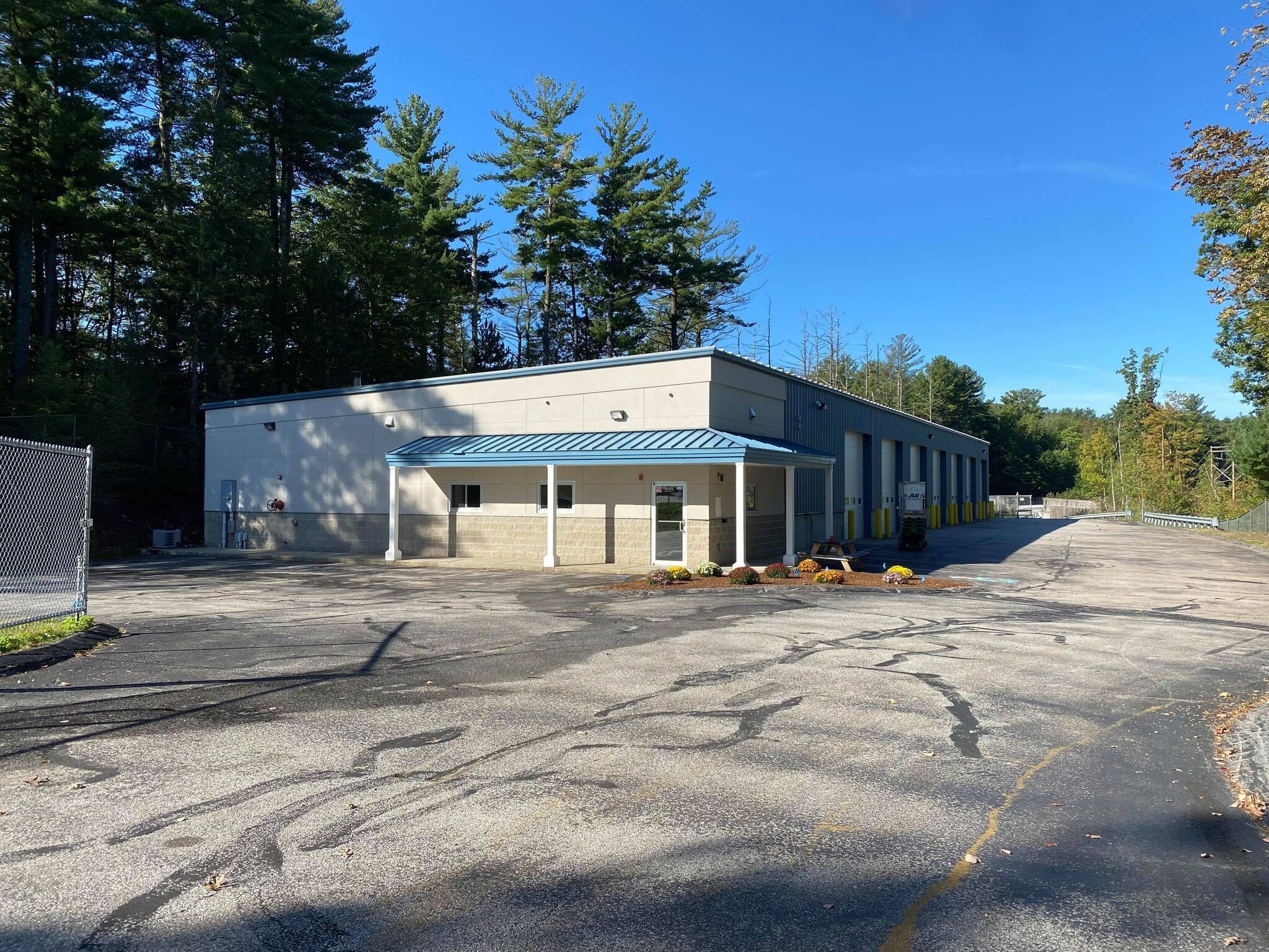 1069 S Mammoth Rd, Manchester, NH for sale Primary Photo- Image 1 of 1