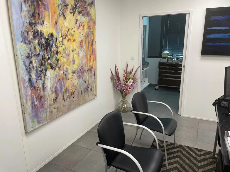 Office in Béziers for lease - Interior Photo - Image 2 of 10