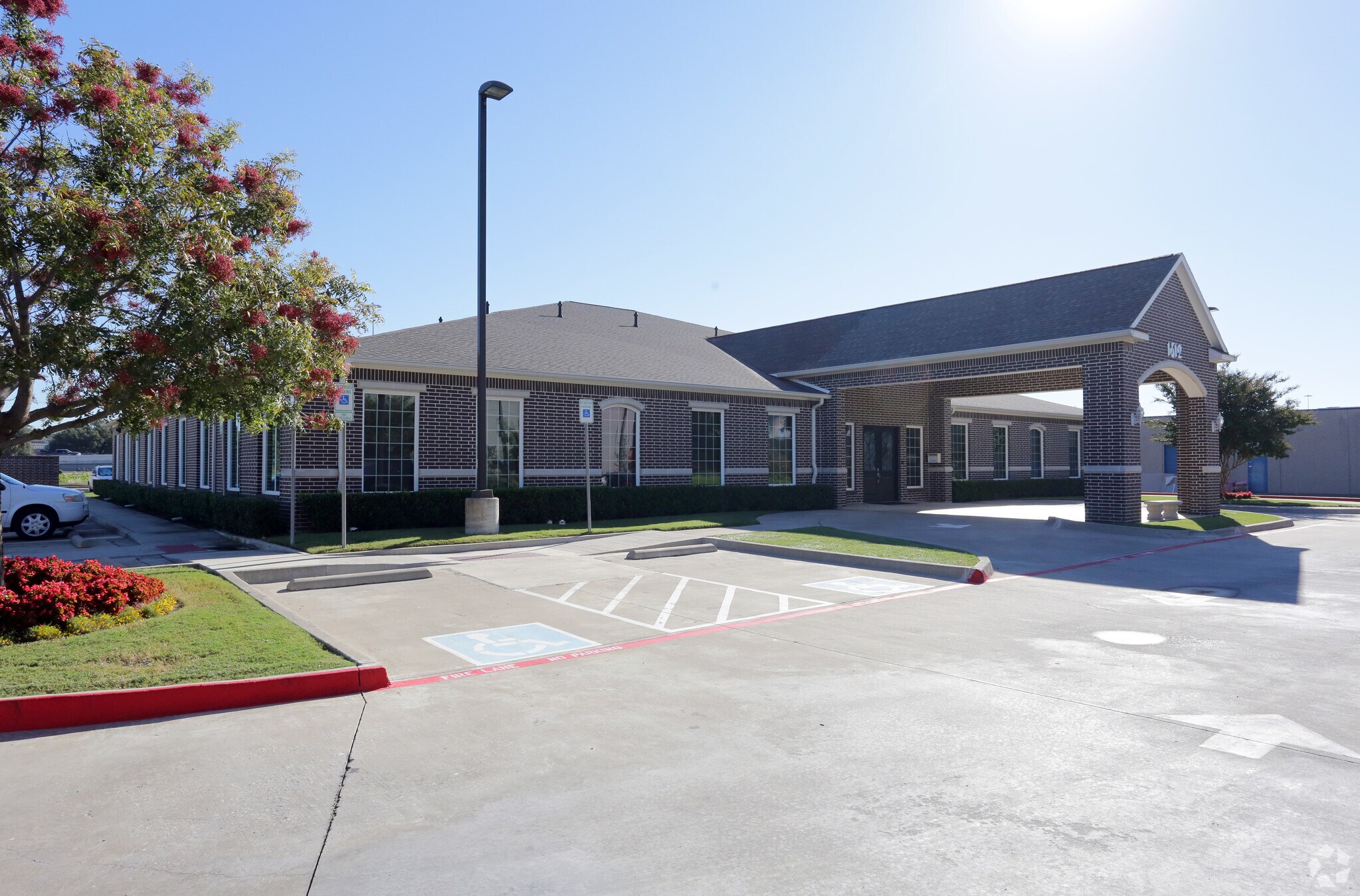 1512 Crescent Dr, Carrollton, TX for sale Primary Photo- Image 1 of 1