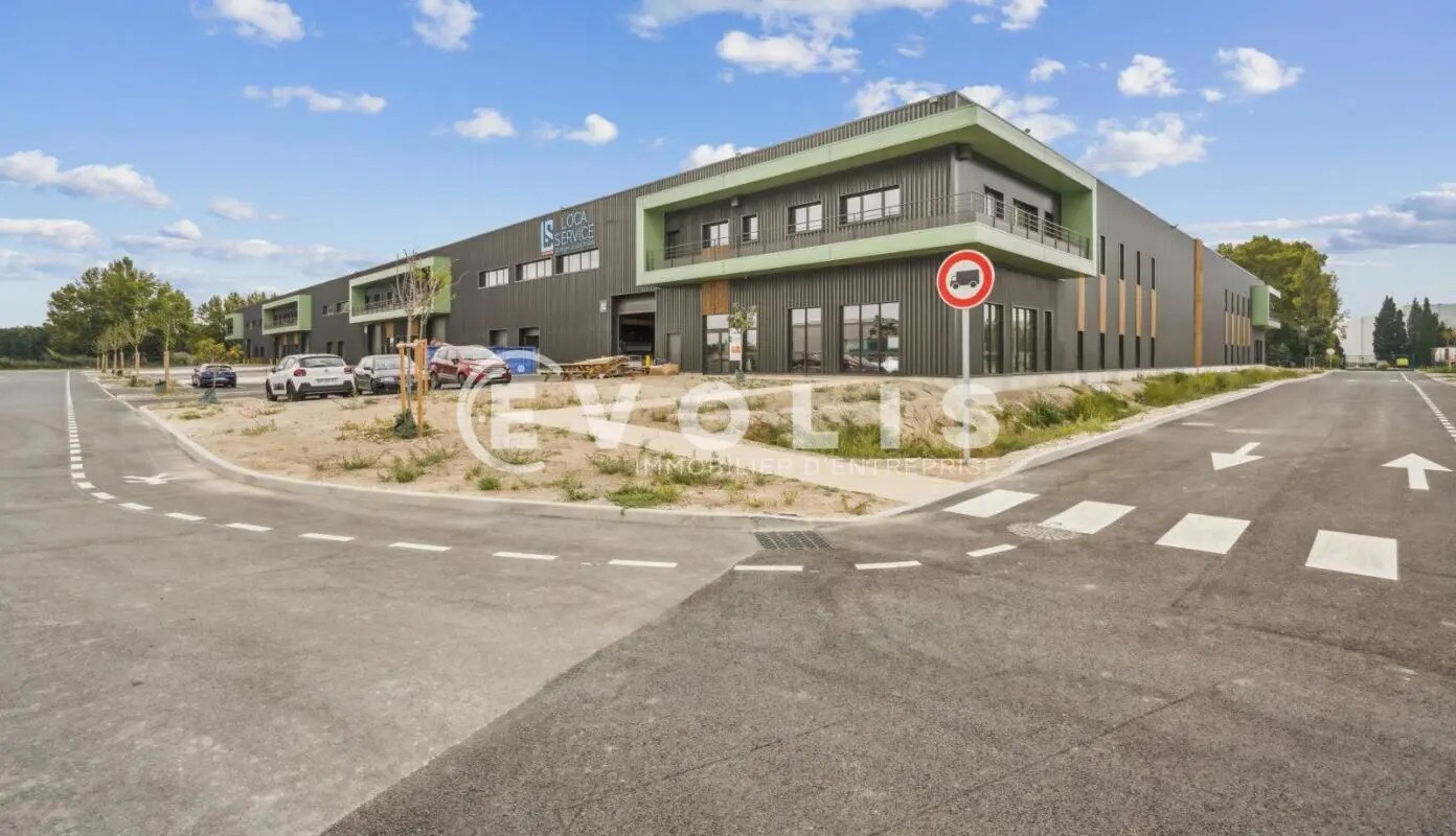 Flex in Graveson for lease Building Photo- Image 1 of 10