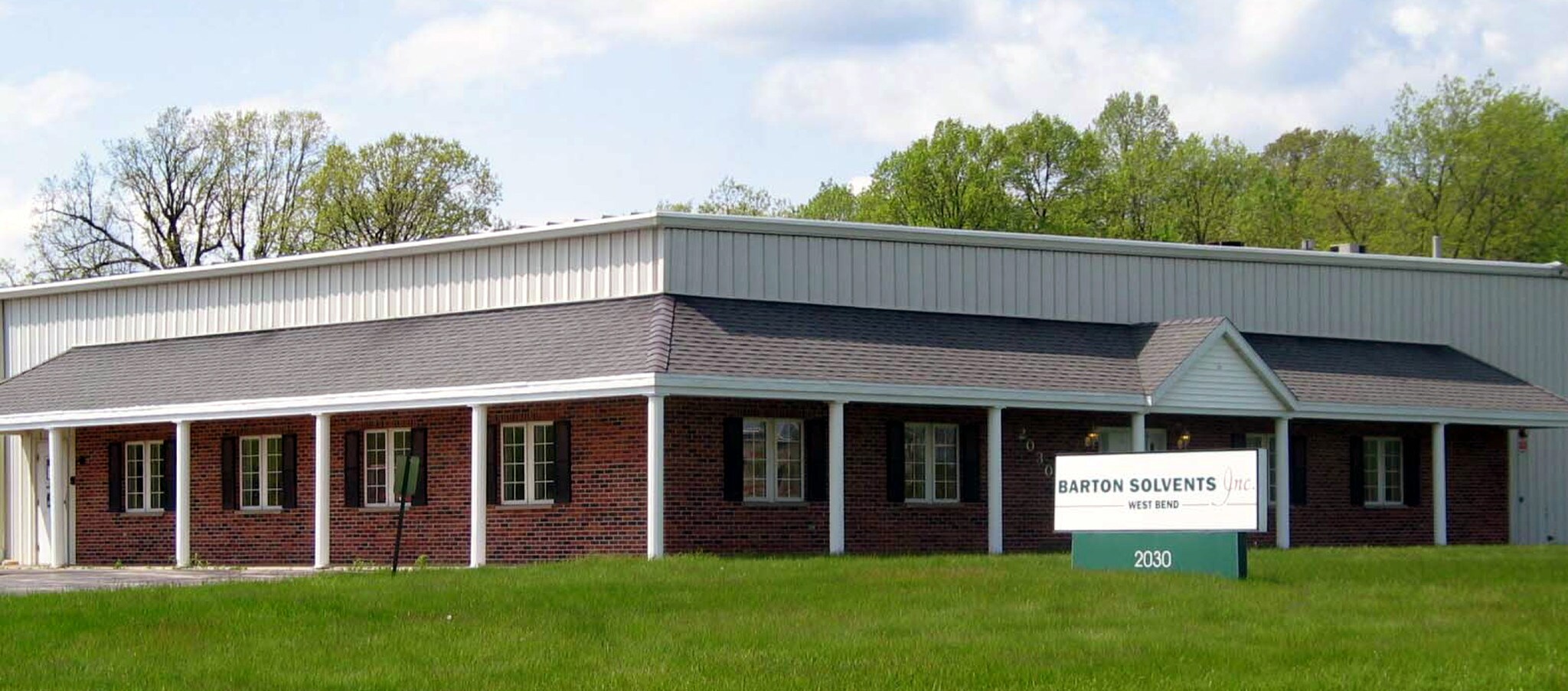 2030 Stonebridge Rd, West Bend, WI for sale Primary Photo- Image 1 of 1