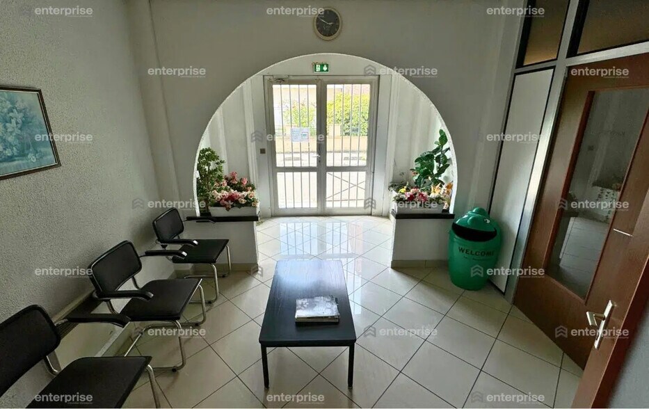 Flex in Sin-le-Noble for lease - Lobby - Image 3 of 5