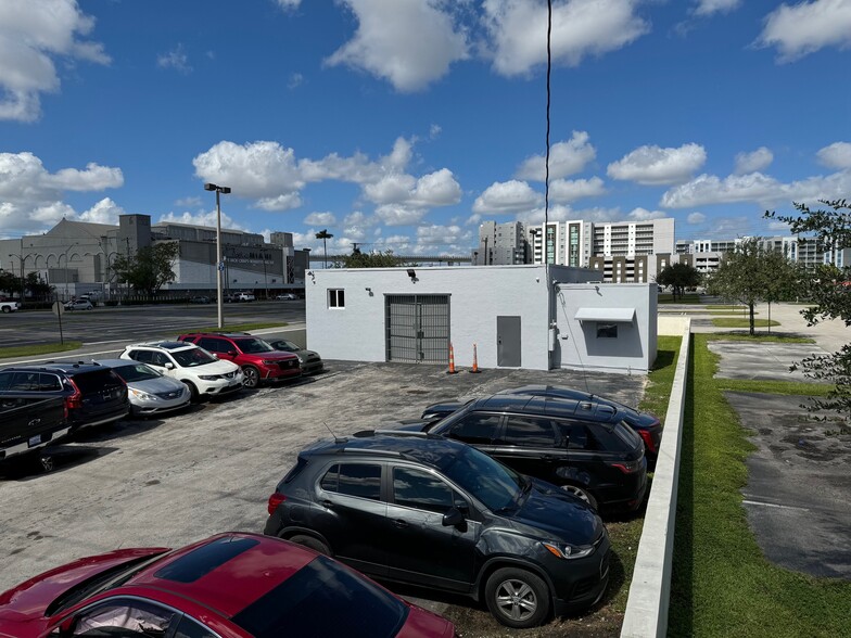 3665 NW 33rd St, Miami, FL for lease - Building Photo - Image 2 of 4